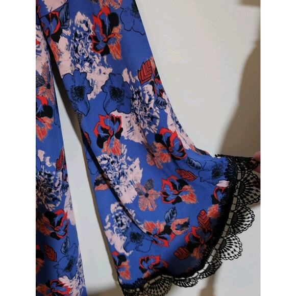 ASTR Blue Floral Tunic Women's V-Neck Flowy Lace Trim Swing Boho Blouse Medium - Picture 3 of 4